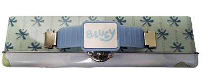 The Tin Box Company - Caja de lápices Bluey con cierre de mango y bisagra, modelo: 479407-12, caja de lápices con asa, 8-3/8 x 3-3/8 x 2-1/4 pulgadas de profundidad con bisagra y cierre