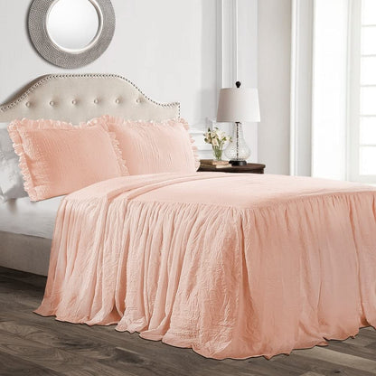 Lush Decor - Juego de Colcha de Falda con Volantes, 3 Piezas, Lujosa Ropa de Cama de Granja, Elegante Detalle de Volantes, Estilo Atemporal, sábanas Suaves y Ligeras, tamaño matrimonial, Color Rubor