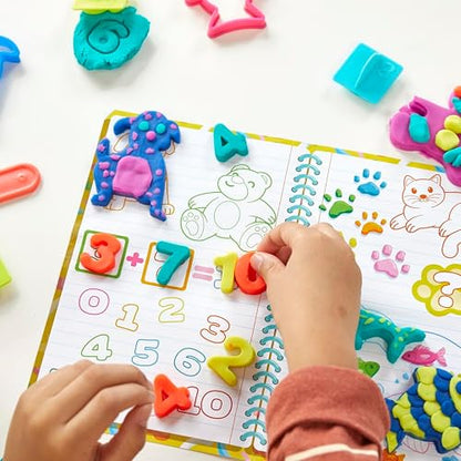 Play-Doh Set creat y aprende, Incluye Mantel, Adhesivos, 5 cortadores de Animales, 10 Sellos, 3 Herramientas y 5 latas de Masa moldeable, para niños y niñas en Preescolar, +3 años