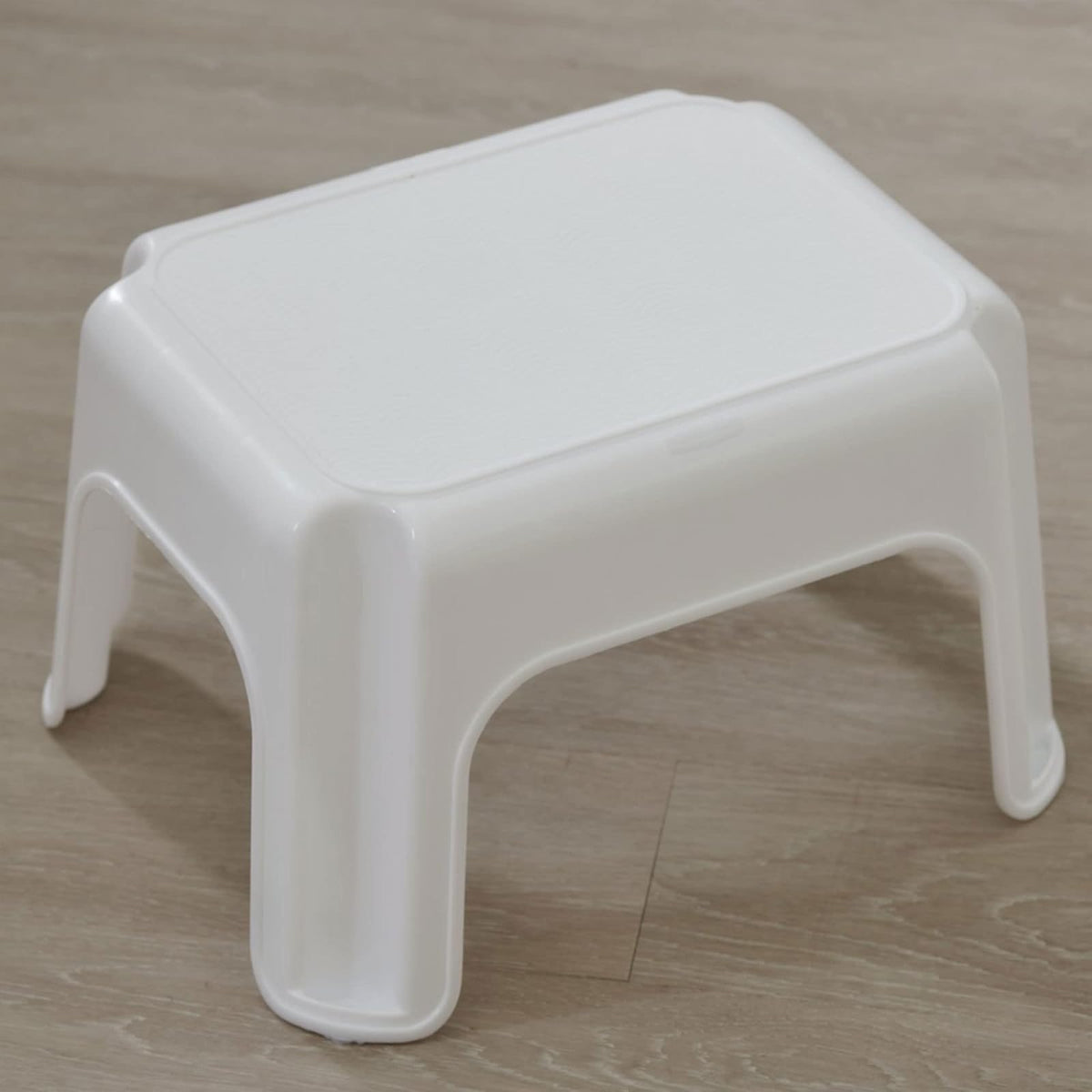 Rubbermaid Commercial Products Step-Stool – Banquito para Baño y Cocina, Taburete de Plástico Resistente, Un Escalón, Blanco FG420087WHT