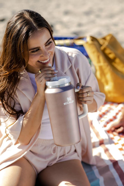 Stanley Quencher H2.0 FlowState - Vaso aislado al aspiradora de acero inoxidable con tapa y popote para agua, té helado o café, batidos y más, brillo de cuarzo rosa, 64 onzas