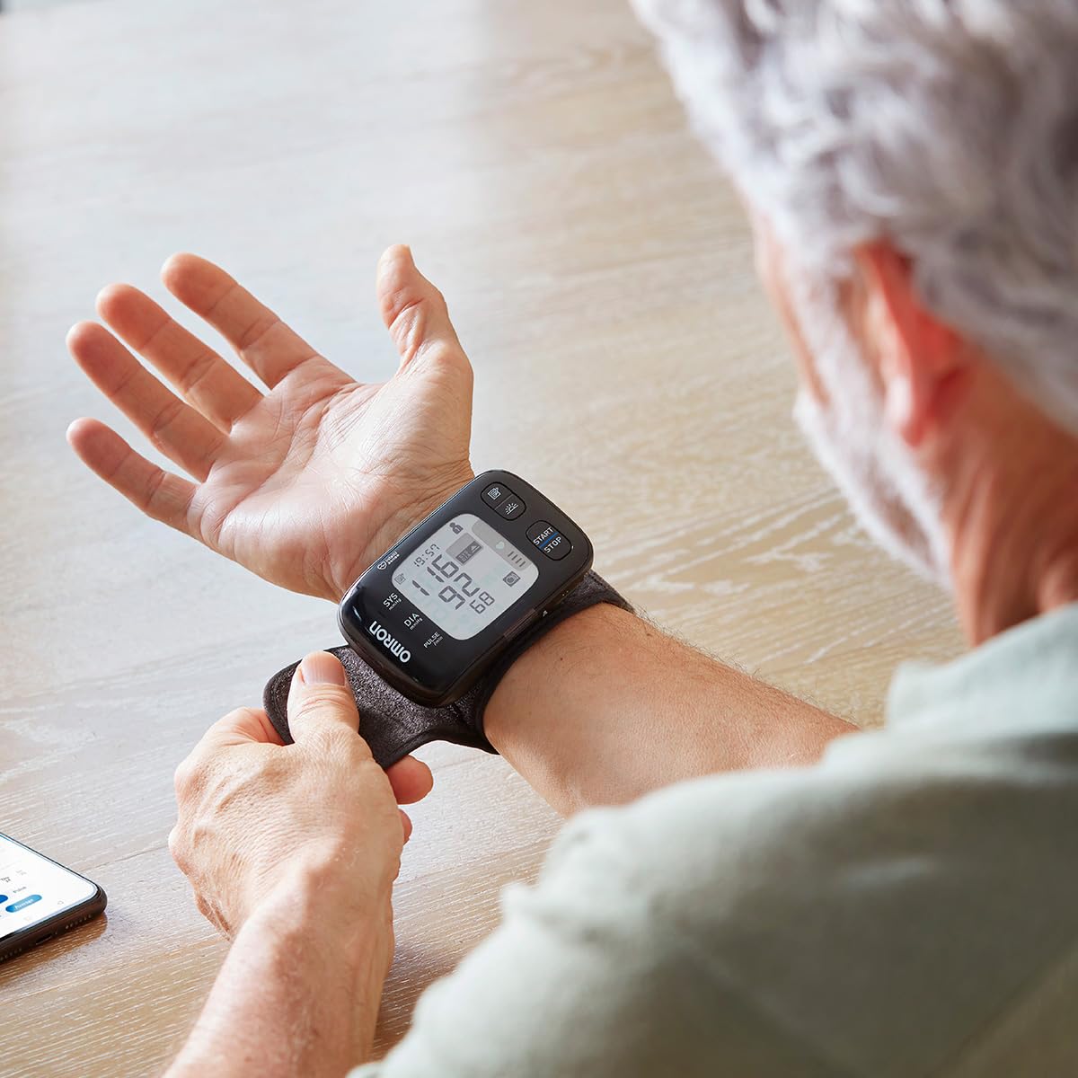 OMRON HEM-6232T Intelli IT – Baumanómetro Digital de Muñeca Portátil con Bluetooth y App OMRON Connect Gratuita, Clínicamente Validado
