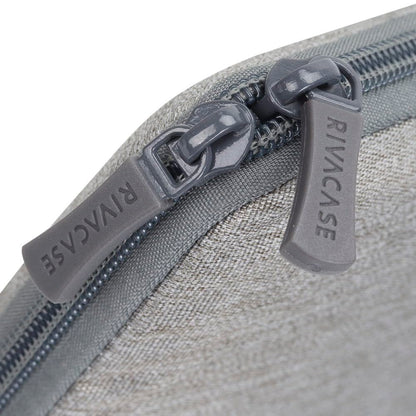 Rivacase 7705 Elegante Funda Gris para Laptop hasta 15.6". Fabricada con RPET Ecológico Reciclado, Resistente al Agua, Doble Cierre, Protección contra Golpes Accidentales Colección Suzuka