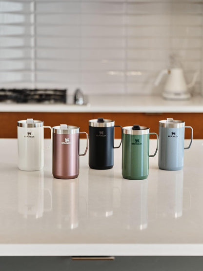 Stanley Stay Hot Camp - Taza aislada de acero inoxidable 18/8 duradera, tapa Tritan™ sin salpicaduras, 24 onzas, color crema brillante