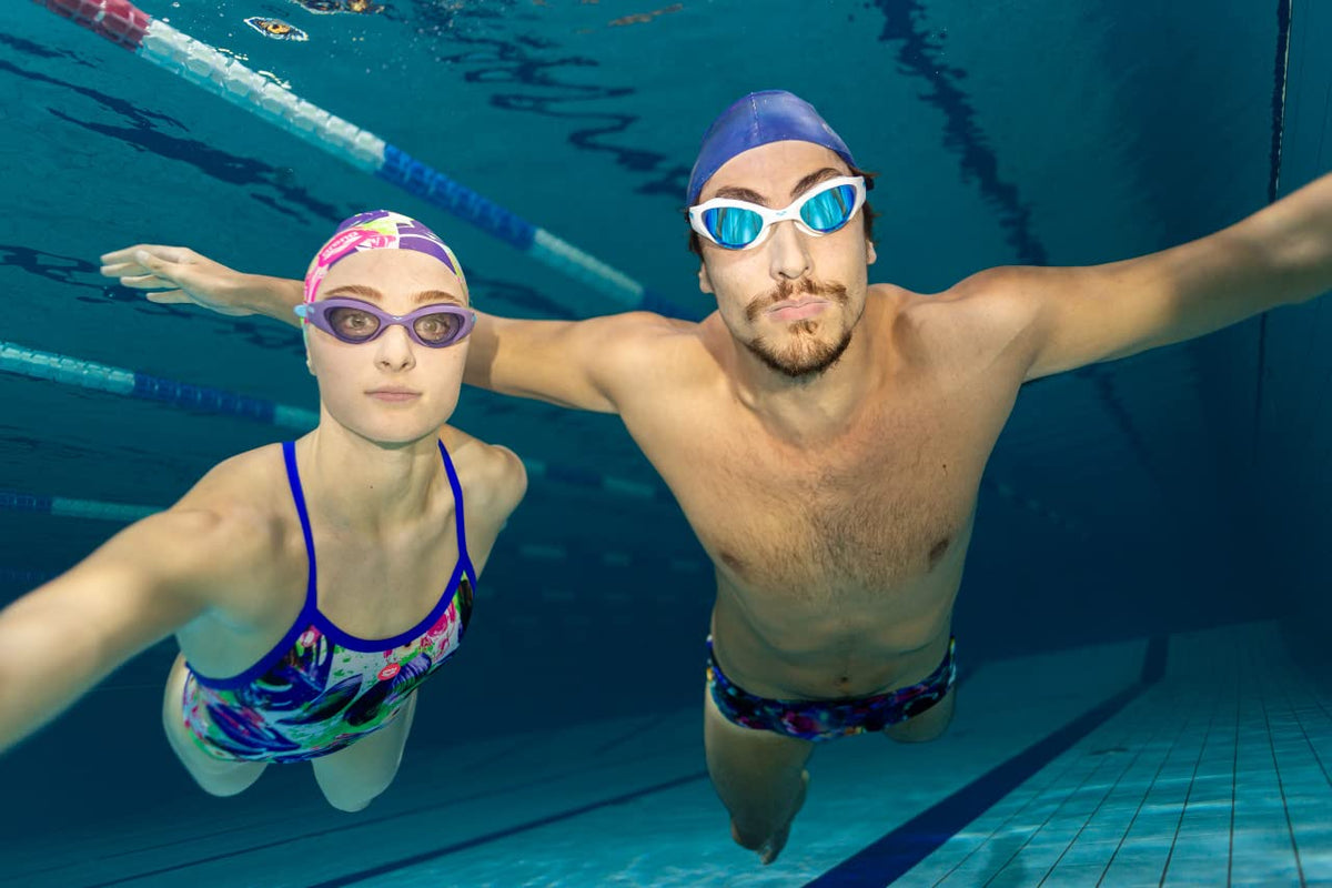 ARENA The One - anteojos de natación para nadadores y triatletas, ajuste universal, tecnología a prueba de órbitas, tratamiento antivaho