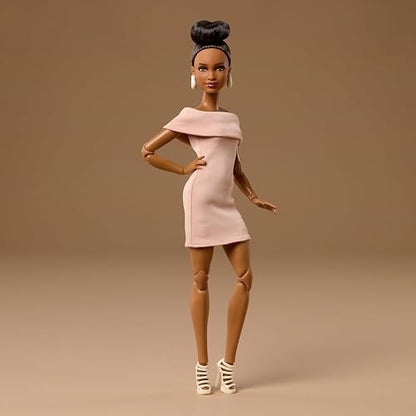 Barbie Basics Modelo 08 - Muñeca de Moda Coleccionable con Pelo Moreno, Vestido marrón con Escote y Sandalias, Ajuste Universal y Cuerpo Hecho a Mano, Regalo Ideal para el día de la Madre, JJX27