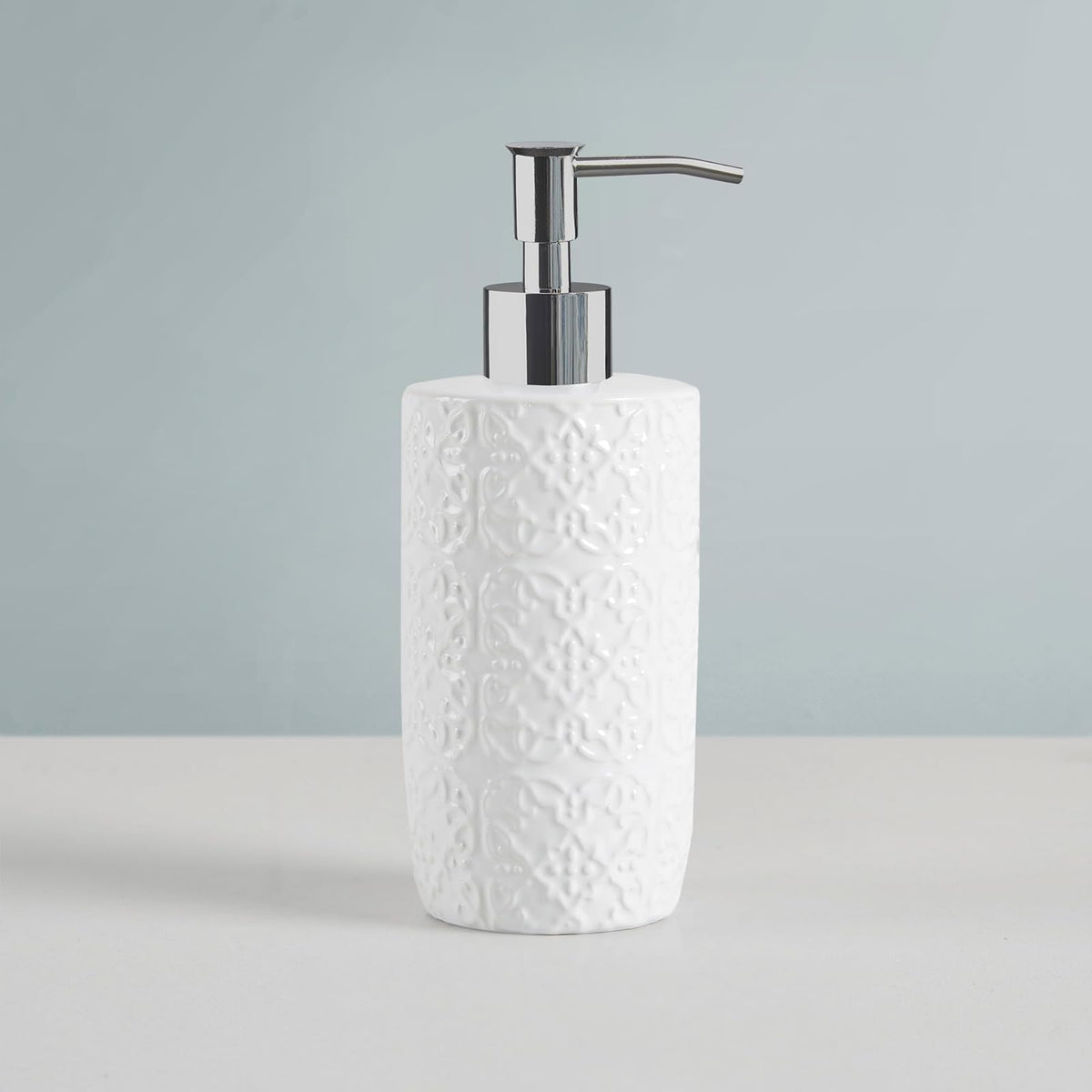 MARTHA STEWART - Juego de Accesorios de baño de cerámica, Organizador de Almacenamiento para decoración de Cambiador, medallón de Damasco en Relieve, dispensador de loción/jabón, Soporte para Cepillo