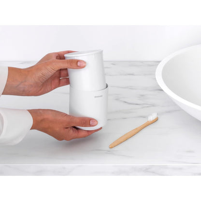 Brabantia MindSet - Soporte para cepillo para polvo de dientes y pasta dental (blanco mineral fresco), cepillo para polvo múltiple, pasta, recipiente de almacenamiento para lavabo de baño (3.2 x 3.2 x 3.7)