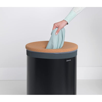 Brabantia Cesta de lavandería con tapa de corcho con bolsa interior extraíble, 16 galones (60 l), color negro