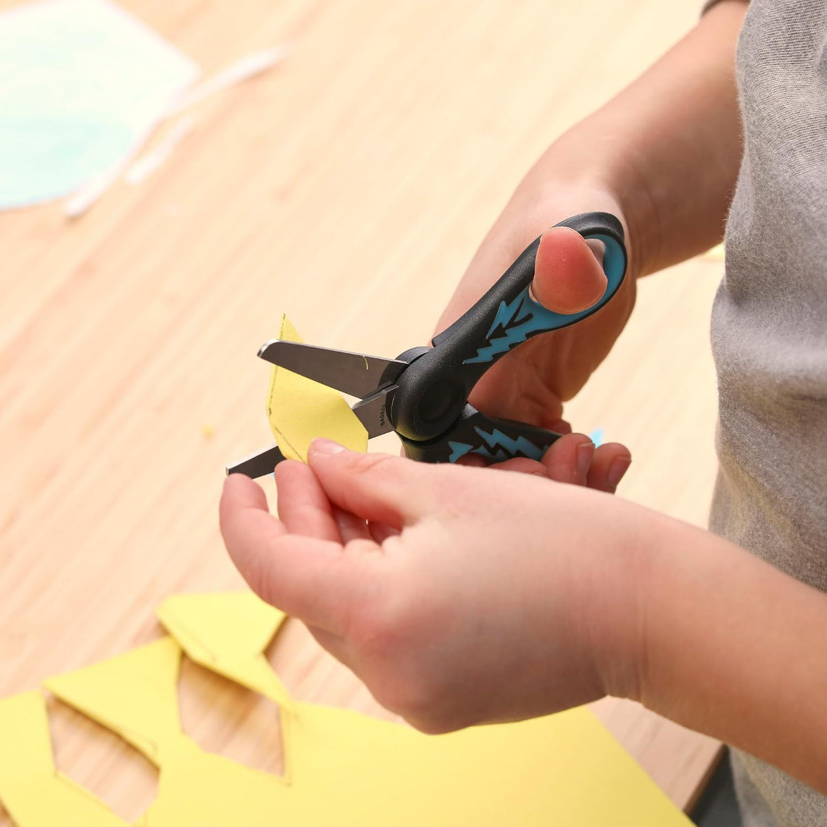 Fiskars - Tijeras de punta roma SoftGrip de 5 pulgadas para niños de 4 a 7 años (paquete de 3), tijeras para la escuela o manualidades, suministros para el regreso a la escuela, diseños azules,
