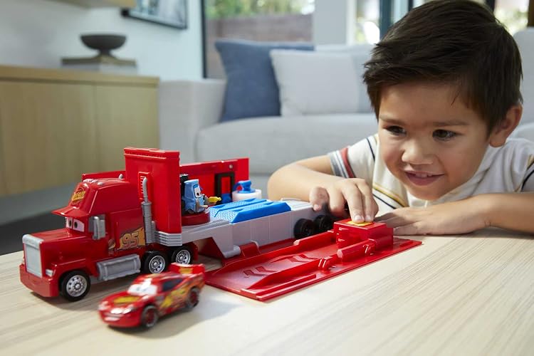 Mattel Disney and Pixar Cars Transforming Mack Playset, camión de Juguete 2 en 1 y estación de afinación con Lanzador, elevación y más