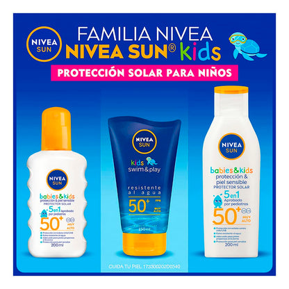 NIVEA SUN KIDS Protector Solar Corporal Protect & Sensitive (200 ml), Loción Solar en Spray No Grasosa ni Pegajosa Ideal para la Piel Sensible de los Niños Fps 50+ Resistente al Agua