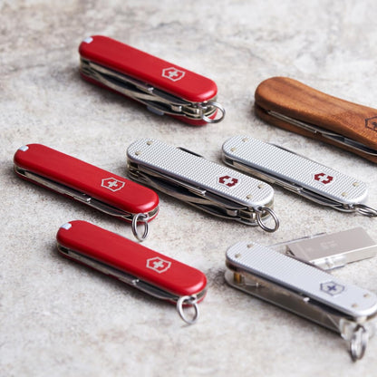 Victorinox Navaja Tinker, Roja, 13 Usos | Cuchillo de bolsillo EDC con destornillador Phillips, hoja de 59 mm, abrelatas y abrebotellas. Fabricado en Suiza