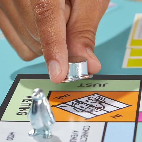 Hasbro Gaming Monopoly - Juego de Mesa de Negociar Propiedades con Bandeja de Almacenamiento y Tokens Grandes para 2 a 6 Jugadores a Partir de 8 años