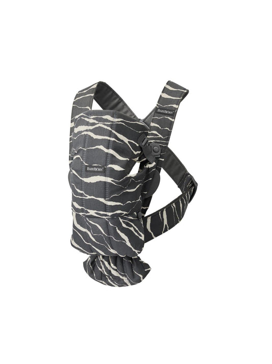 BabyBjörn Canguro Portabebé Mini, Anthracite/Landscape print, Cotton | Newborn Carrier (7-15 lbs), Ergonomic, Easy-to-Use
