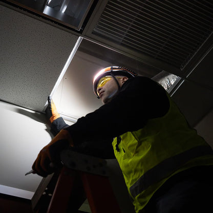 Klein Tools 56308 Linterna LED Frontal, recargable, de Haz Amplio con correa, 575 lúmenes