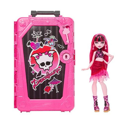 Monster High Skulltimate Secrets Gore-geus Oasis Draculaura, Muñeca Articulada con 19 Accesorios de Viaje y Llaves Secretas, para Niñas de 4 Años en Adelante