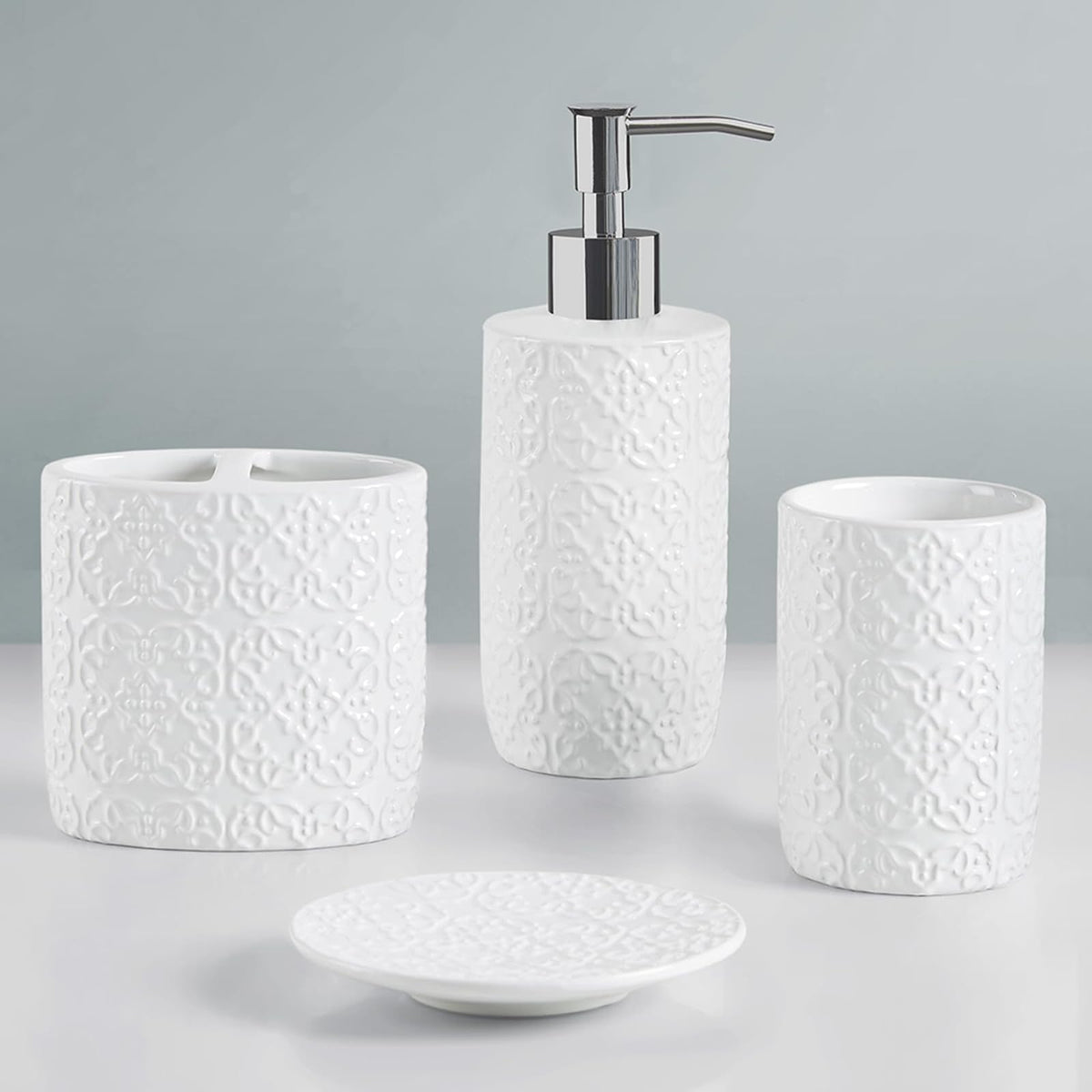 MARTHA STEWART - Juego de Accesorios de baño de cerámica, Organizador de Almacenamiento para decoración de Cambiador, medallón de Damasco en Relieve, dispensador de loción/jabón, Soporte para Cepillo