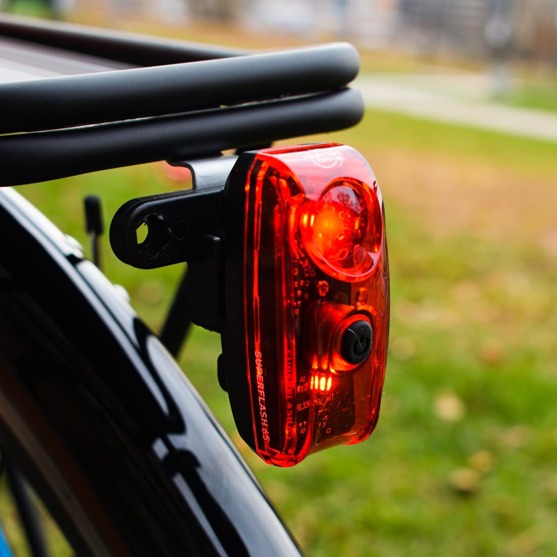 Planet Bike Superflash 65 - Luz Trasera para Bicicleta, Color Rojo y Negro