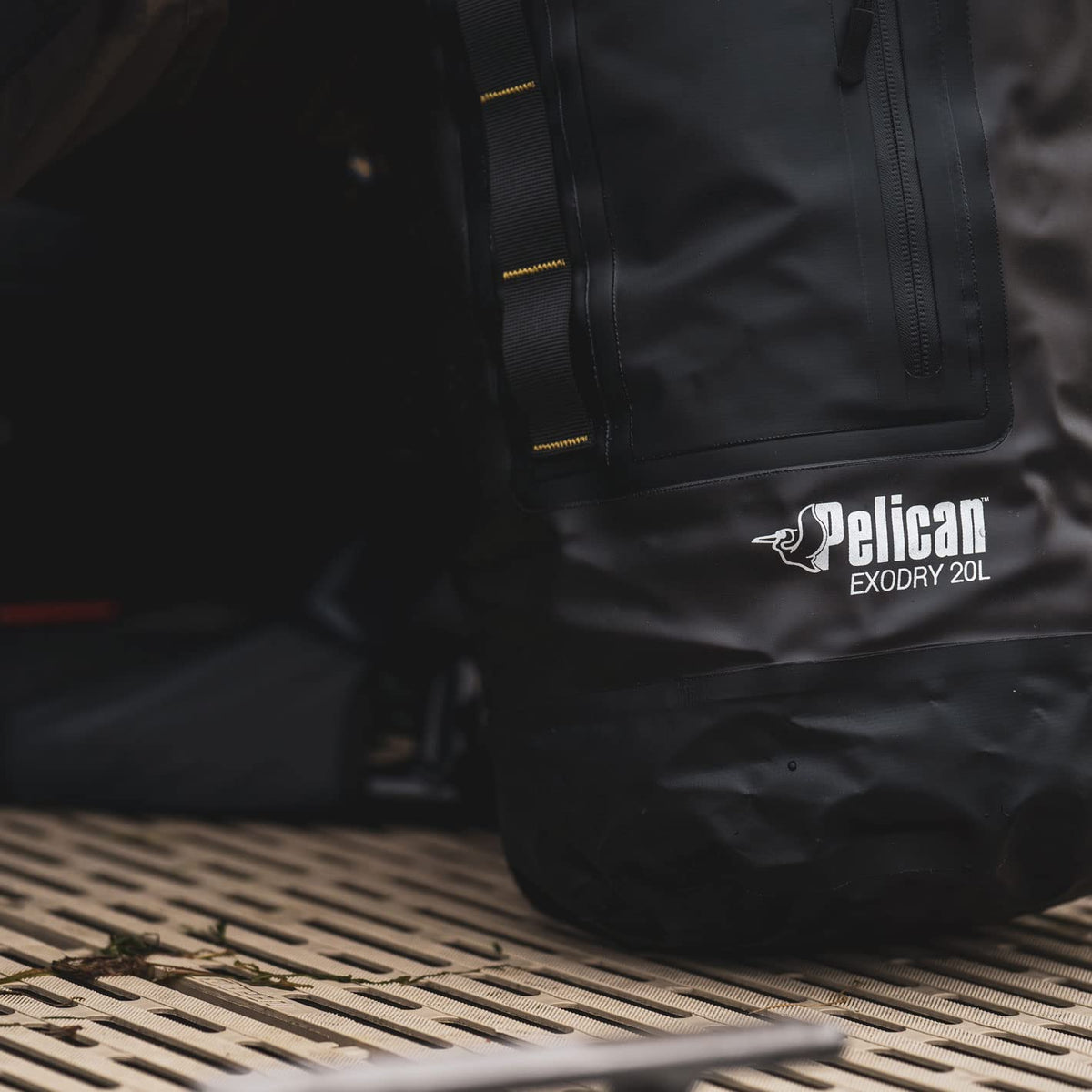Pelican Bolsa seca impermeable – Exodry – Gruesa y ligera – Saco de compresión seco con tapa enrollable que mantiene el equipo seco para kayak, canotaje, playa, rafting, senderismo, camping y pesca