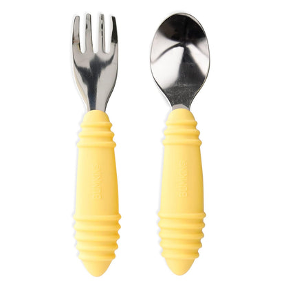 Bumkins - Juego de utensilios para niños pequeños, tenedor y cuchara, silicona y acero inoxidable, cubiertos de entrenamiento, tenedor en ángulo/tenedor para autoalimentación, niños que aprenden a comer, 18 meses, amarillo piña