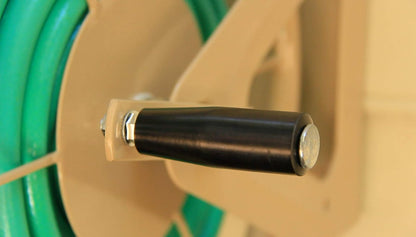 Liberty Garden Products 703-1 Carrete multiusos de acero para montaje en pared/suelo, color marrón