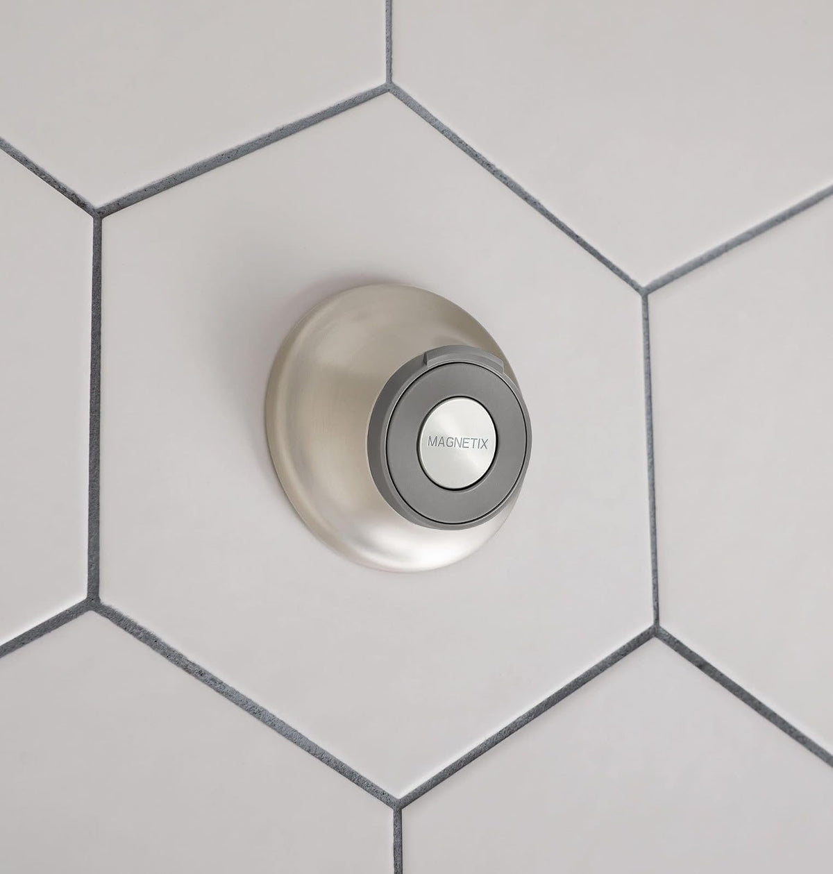 Moen 186117SRN - Base de mando a distancia para duchas de mano Magnetix con soporte de pared incluido o opciones de calcomanía permanente impermeable, resistente a los puntos de níquel cepillado
