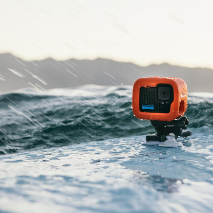 GoPro Hero - Cámara de acción Resistente y Sumergible con Video Ultra HD de 4K30, Fotos de 12 MP, cámara Lenta, batería de Larga duración, pequeña y Ligera. Incluye Micro SD y Estuche.