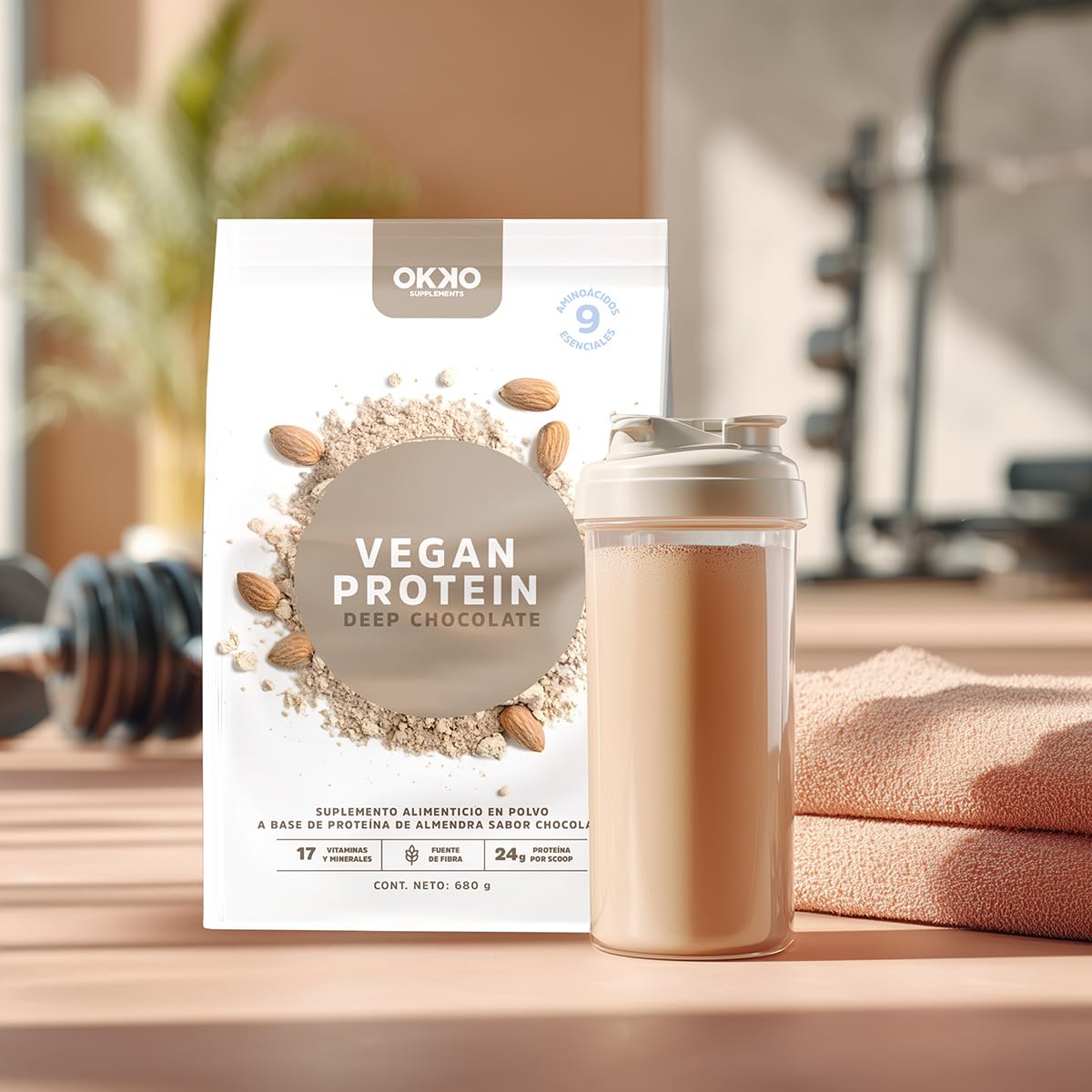 OKKO Proteína Vegana Deep Chocolate 680 g, con 17 Vitaminas y Minerales, 6 g de Fibra y 9 Aminoácidos Esenciales, Fórmula 100% Natural, para Batidos, Smoothies y Alimentación Diaria