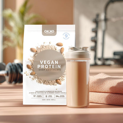 OKKO Proteína Vegana Deep Chocolate 680 g, con 17 Vitaminas y Minerales, 6 g de Fibra y 9 Aminoácidos Esenciales, Fórmula 100% Natural, para Batidos, Smoothies y Alimentación Diaria