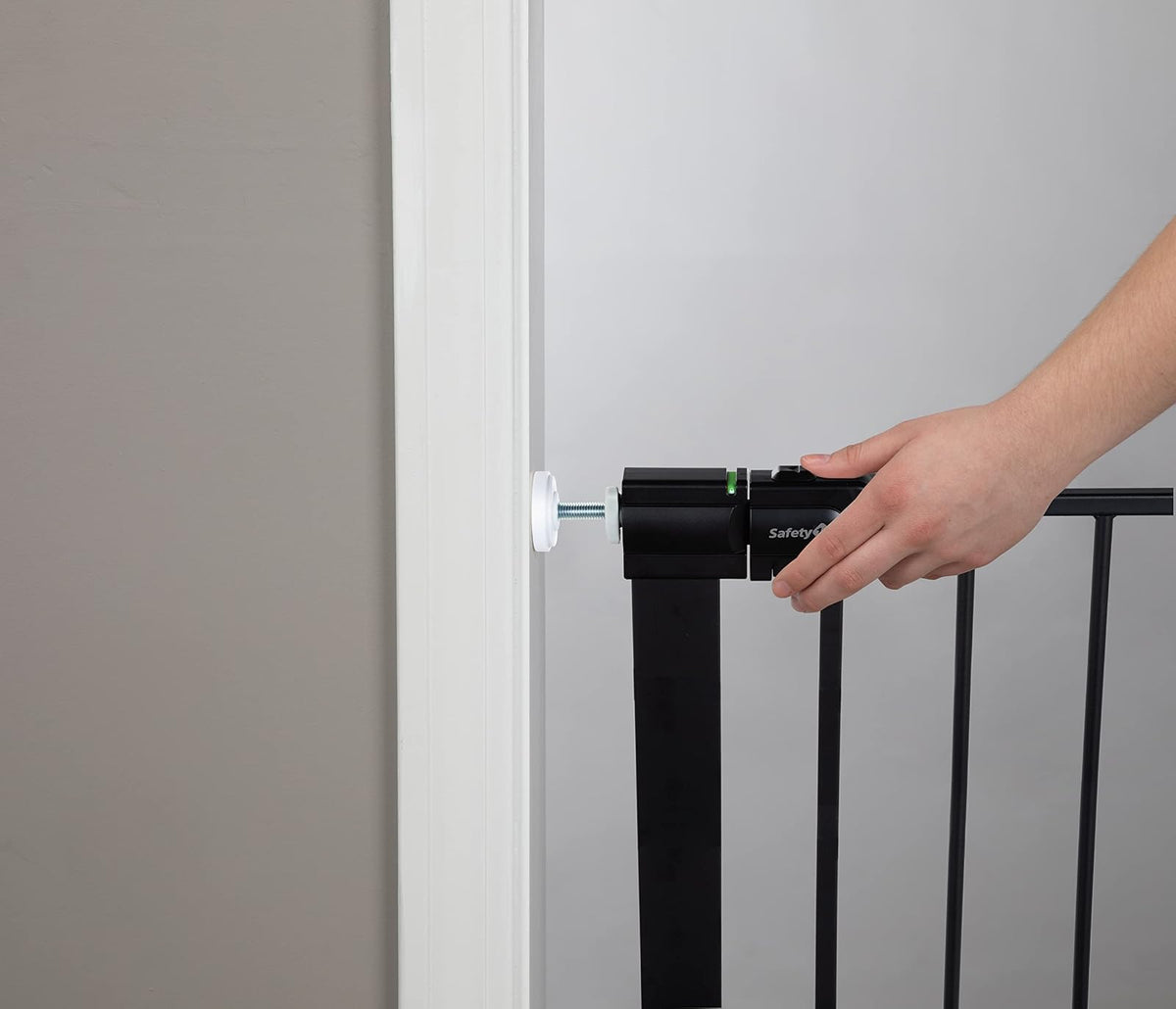 Safety 1st Puerta de Paseo Easy Install GA105CBLK | Negro, metal, 28 in alto, ajustable 29-38 in, 6-24 meses