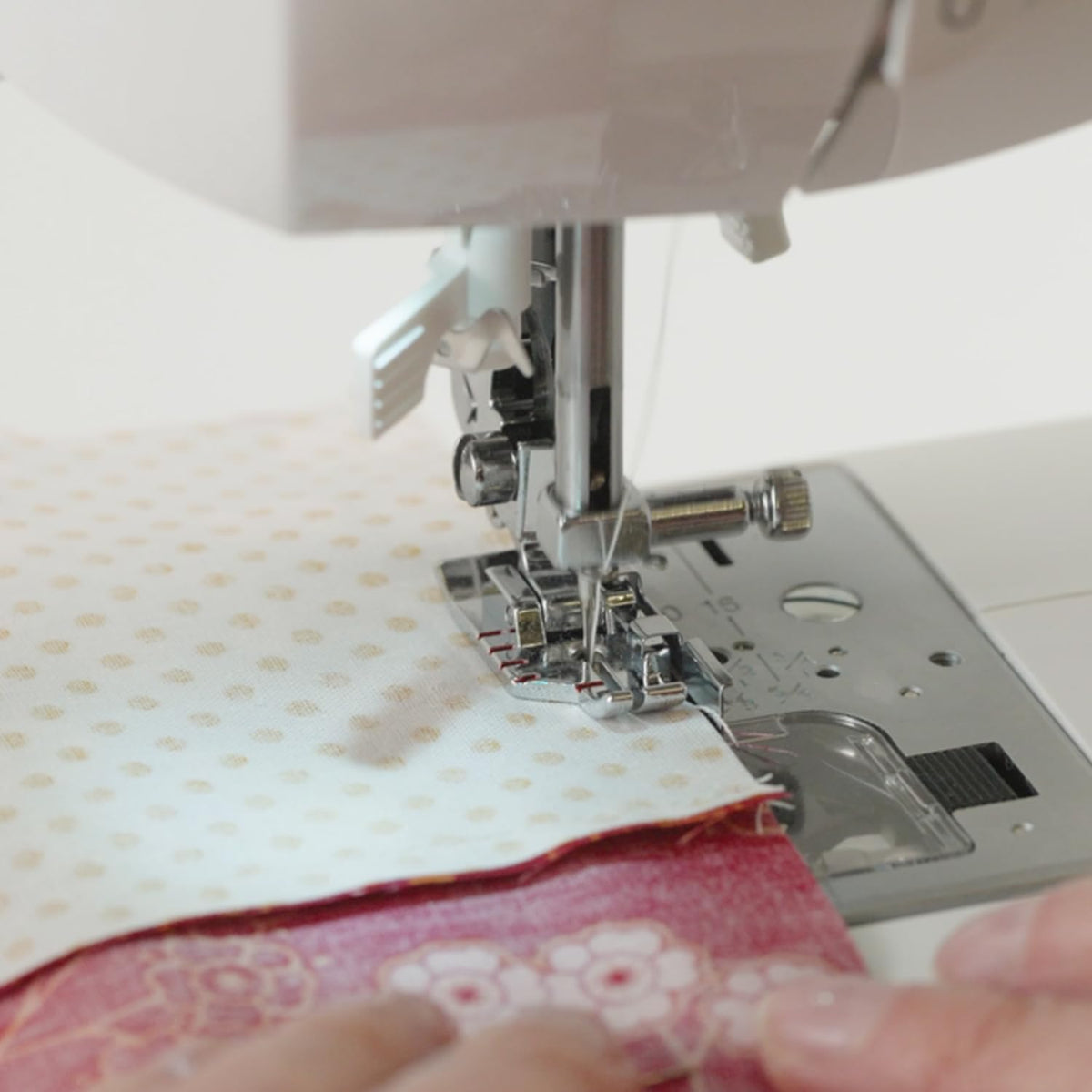 SINGER Prensatelas de 1/4" | Costuras precisas de 0.25 pulgadas, marcas de precisión rojas, ideal para patchwork, manualidades, proyectos de acolchado