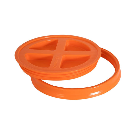 Tapa de sellado Gamma – Convierte tu cubo de utilidad estándar en un recipiente de almacenamiento hermético – Se adapta a cubos de 3.5, 5, 6 y 7 galones – Naranja