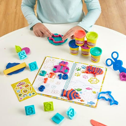 Play-Doh Set creat y aprende, Incluye Mantel, Adhesivos, 5 cortadores de Animales, 10 Sellos, 3 Herramientas y 5 latas de Masa moldeable, para niños y niñas en Preescolar, +3 años