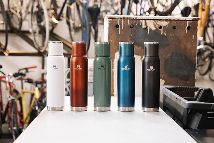 Stanley Adventure-To-Go - Botella al aspiradora de 1.1 cuartos | Boca ancha con tapa de copa a prueba de fugas, mantiene las bebidas calientes o frías | Plegable para viajes | Botella térmica de acero