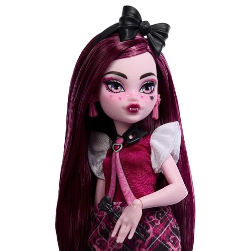 Monster High Muñeca Draculaura Look Uniforme Monstruoso, Articulada con Accesorios, Outfit Escolar, para niñas de 4 años en adelante