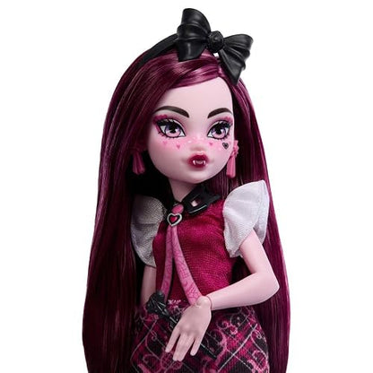 Monster High Muñeca Draculaura Look Uniforme Monstruoso, Articulada con Accesorios, Outfit Escolar, para niñas de 4 años en adelante