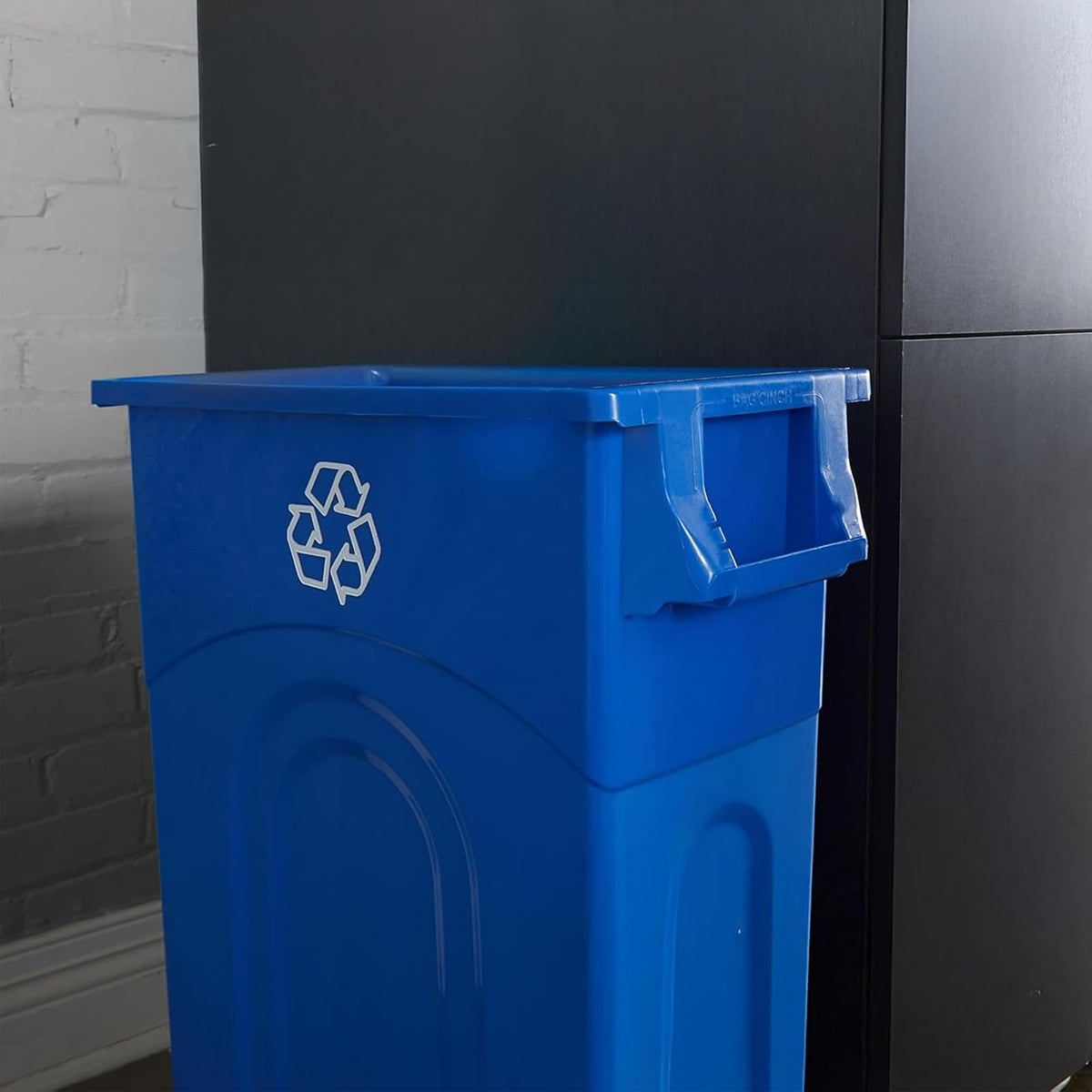 United Solutions Highboy Contenedor de reciclaje, 23 galones, perfil delgado que ahorra espacio y fácil extracción de bolsas para uso en interiores o exteriores, reciclaje azul