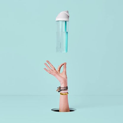 Owala FreeSip Botella de agua de plástico Tritan transparente con popote, botella de agua deportiva sin BPA, ideal para viajes, 25 onzas, muy, muy oscuro