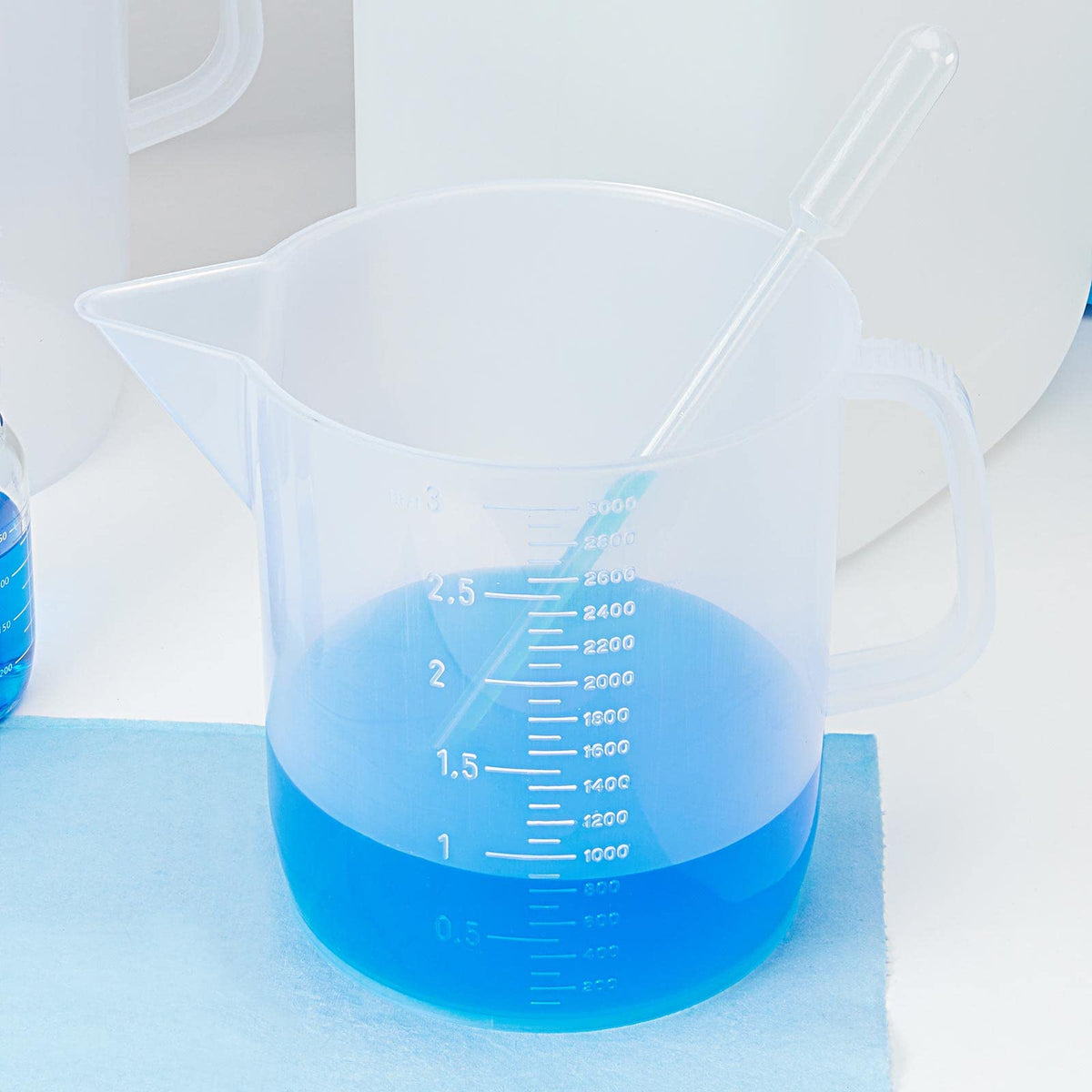 Globe Scientific - Vaso de laboratorio de plástico transparente de 3000 ml, graduado en ml, con asa ergonómico y boquilla sin goteo, cada uno