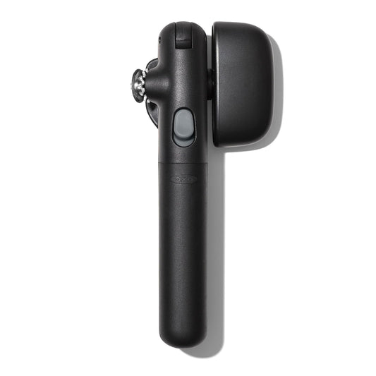 OXO Good Grips Lock & Go - Abrelatas manual con brazos de bloqueo y botón de fácil liberación, utensilio de cocina de mano, utensilio de cocina compacto para uso diario
