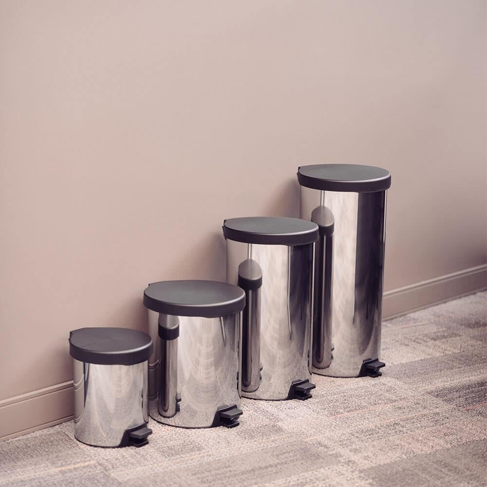 TRAMONTINA - Basurero con Pedal 30 L, de Acero Inoxidable, Tapa de Plástico, Higiénico, Práctico y Duradero, con Asa para el Transporte, Ideal para Bolsas de Basura de 40 L hasta 60 L