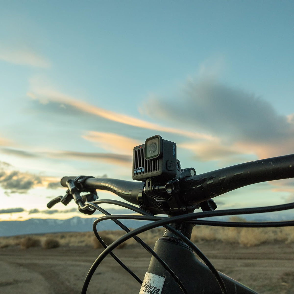 GoPro Hero - Cámara de acción Resistente y Sumergible con Video Ultra HD de 4K30, Fotos de 12 MP, cámara Lenta, batería de Larga duración, pequeña y Ligera. Incluye Micro SD y Estuche.
