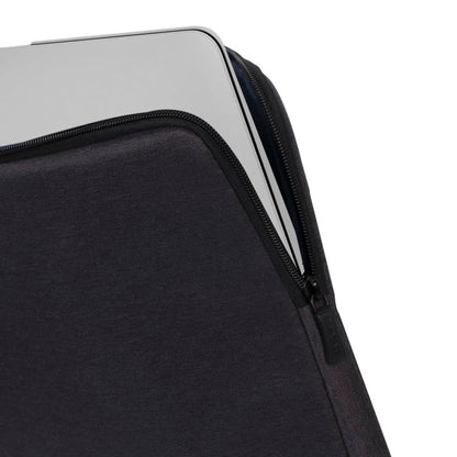 Rivacase 7704 Elegante Funda Negra para Laptop hasta 14". Fabricada con RPET Ecológico Reciclado, Resistente al Agua, Doble Cierre, Protección contra Golpes Accidentales Colección Suzuka