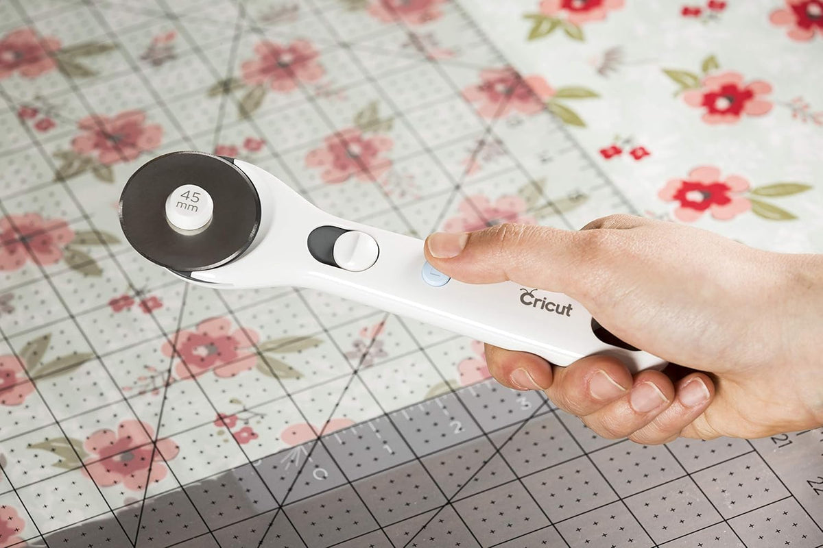 Cricut Cortador rotativo – Cortador rotativo para proyectos de tela, costura y acolchado, compatible tanto para diestros como para zurdos, [45 mm]