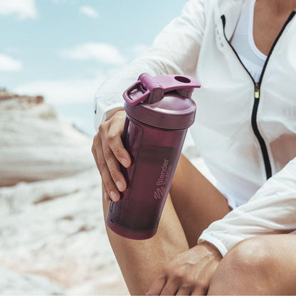 BlenderBottle Classic V2 Paquete de 3 Botellas para batidos de proteína y pre-entrenamiento, 20 onzas, Rojo, Verde y Ciruela.