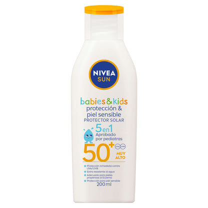 NIVEA SUN KIDS Protector Solar Corporal Protect & Sensitive (200 ml), Loción Solar en Spray No Grasosa ni Pegajosa Ideal para la Piel Sensible de los Niños Fps 50+ Resistente al Agua