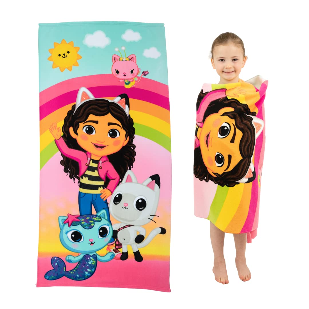 Franco DreamWorks Gabby's Dollhouse Kids - Toalla de baño, 100% reciclada, Suave, Ligera, Hecha de Botellas de plástico Reciclado, 58 x 28 Pulgadas, (Producto 100% Oficial con Licencia Oficial)