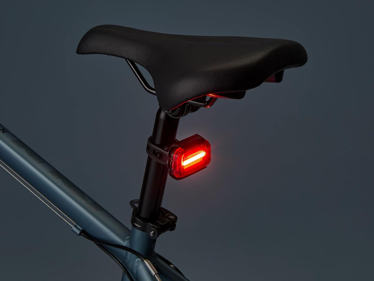 Schwinn - Juego de luces LED para bicicleta, faros delanteros recargables por USB y luz trasera que funciona con pilas, con correa de silicona de montaje sin herramientas, pieza de bicicleta y