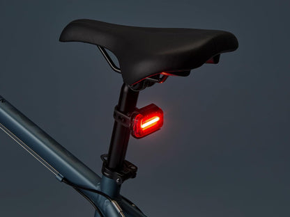 Schwinn - Juego de luces LED para bicicleta, faros delanteros recargables por USB y luz trasera que funciona con pilas, con correa de silicona de montaje sin herramientas, pieza de bicicleta y